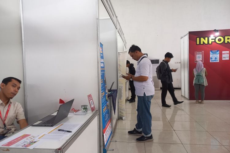Para pencari kerja di Job Fair di Kota Yogyakarta saat mengunjungi tenant, Selasa (8/7/2025)