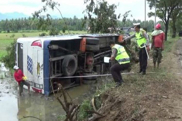 Bus dengan 20 penumpang terjungkal ke sawah setelah menabrak trotoar dan pohon pembatas jalan di Polewali Mandar, Rabu (16/5/2018). 