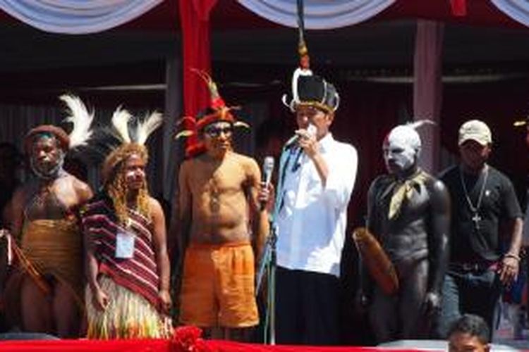 Presiden Joko Widodo berdialog dengan sejumlah masyarakat adat di Papua, Minggu (28/12/14)  di Lembah Baliem di Wamena, Papua. Lebih dari seribu masyarakat adat dan kepala suku hadir bertatap muka dengan Presiden.
