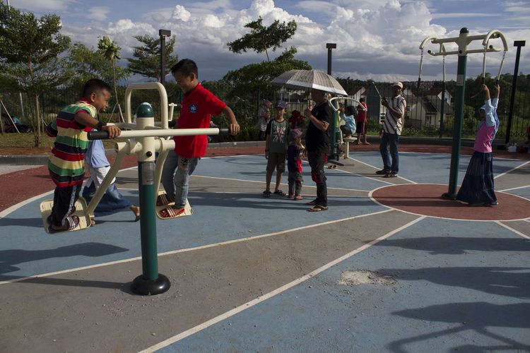 Anak-anak bermain di area Alun-alun Kota Depok yang baru diresmikan Wali Kota Depok, Depok, Jawa Barat, Minggu (12/1/2020). Alun-alun tersebut memiliki berbagai macam fasilitas olahraga, gerai UMKM, hingga working space.