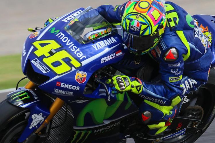 Pebalap Movistar Yamaha MotoGP asal Italia, Valentino Rossi, memacu motornya pada sesi latihan bebas kedua GP Argentina di Autodromo Termas de Rio Hondo, Jumat (7/4/2017).