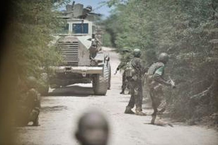 Pasukan Uni Afrika terlihat bersiaga mengantisipasi sergapan kelompok militan Al-Shabab di sebuah ruas jalan menuju kota Qoryooley, sekitar 120 kilometer dari ibu kota Somalia, Mogadishu. Kota Qoryooley berhasil direbut pasukan Somalia dan Uni Afrika pada 22 Maret 2014.