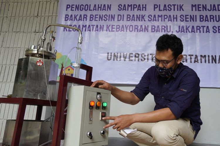 Pemberian Pelatihan Penggunaan Peralatan Pirolisis oleh Tim Universitas Pertamina kepada Bank Sampah Seni Baru, November 2021.