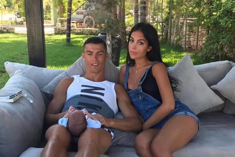 Cristiano Ronaldo dan kekasihnya, Georgina Rodriguez.