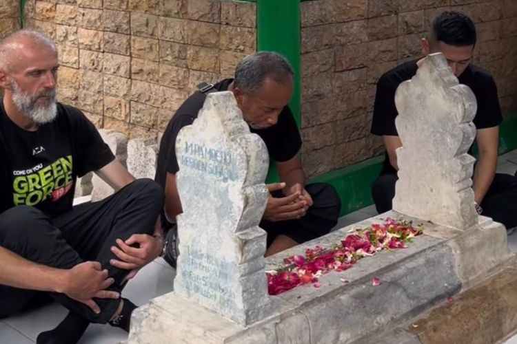 Pelatih Persebaya Surabaya Eduardo Perez Moran dan asistennya Uston Nawawi berziarah ke makam pendiri klub jelang hari jadi klub ke-98 tahun.