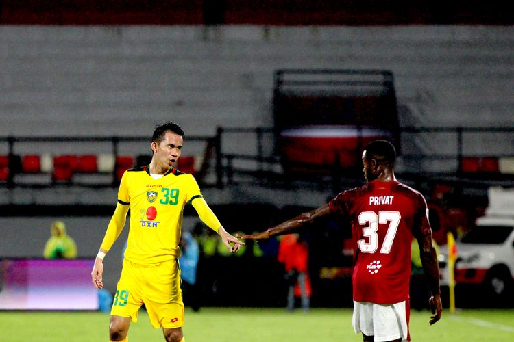 Pemain Kedah Darul Aman FC Sanrawat Dechmitr tampak berdiskusi dengan pemain Bali United saat laga babak penyisihan Grup G AFC Cup 2022 yang berakhir dengen skor 2-0 di Stadion Kapten I Wayan Dipta Gianyar, Bali, Jumat (24/6/2022) malam.