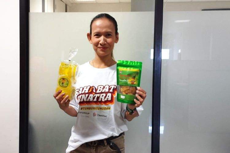 Murniati adalah Owner Ina Ini Aja Snacks, sebuah industri kecil yang bergerak di bidang makanan ringan asal Pemalang, Jawa Tengah.