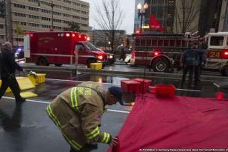 Petugas pemadam kebakaran bertugas di Washington DC, AS. Suara sirene mobil pemadam kebakaran dinilai menjadi penyebab hilangnya pendengaran. 