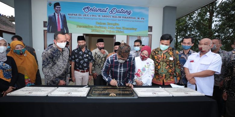 Menteri Desa, Pembangunan Daerah Tertinggal dan Transmigrasi (Mendes PDTT) Abdul Halim Iskandar saat meresmikan guest house, milik BUMDes Sumber Sejahtera di Desa Pujon Kidul, Kabupaten Malang, Jawa Timur, Jumat (27/11/2020).