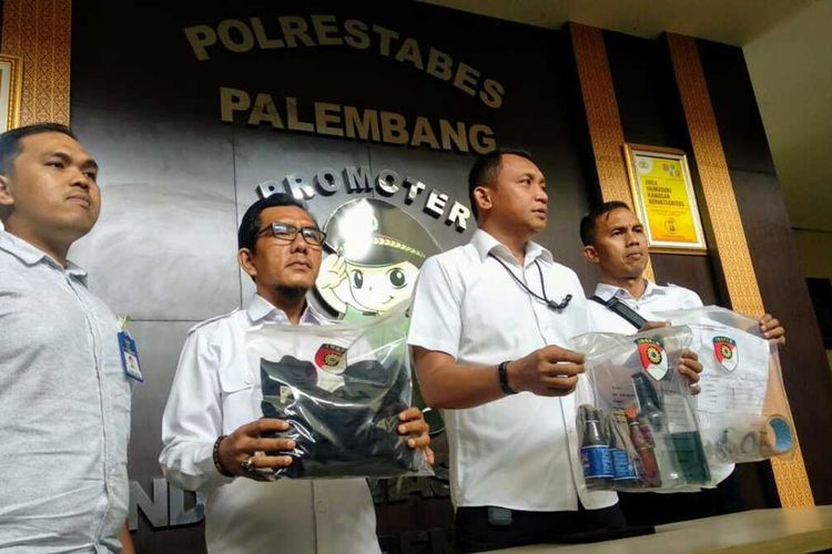 Kasat Reskrim Polrestabes Palembang Kompol Yon Edi Winara menunjukkan barang bukti, berupa botol yang ditemukan dari B (16) pelajar SMA yang nekat mengancam keluarganya sendiri dengan teror bom, karena ingin diperhatikan, Rabu (11/12/2019).