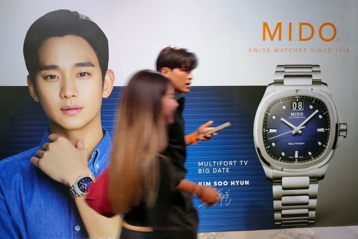 Reklame Mido Multifort TV Big Date bergambar wajah Kim Soo Hyun terpasang di salah satu dinding acara cocktail party di ballroom Park Hyatt Bangkok, Thailand, pada Kamis (29/6/2023).
