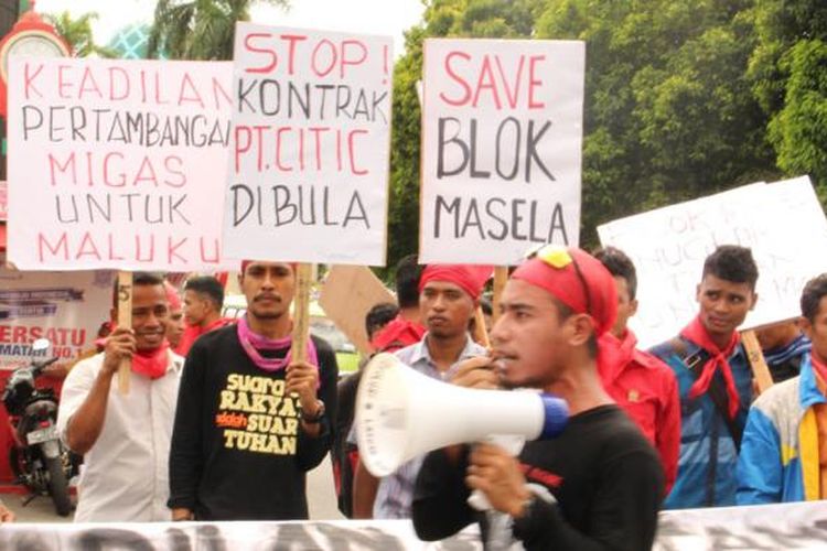 puluhan pemuda dan mahasiswa yang tergabung dalam Lembaga Nanaku Maluku berunjuk rasa sambil mengikat kepala dengan kain merah, Senin (11/1/2016). Aksi dilakukan terkait pengelolaan blok gas Masela di kabupaten Maluku Barat Daya