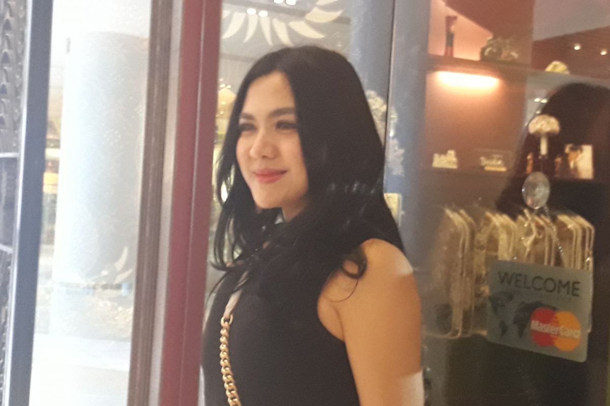 Vicky Shu ketika ditemui wartawan saat sedang fitting baju untuk pernikahannya di Anne Avantie Grand Indonesia, Jakarta Pusat, Sabtu (16/9/2017).