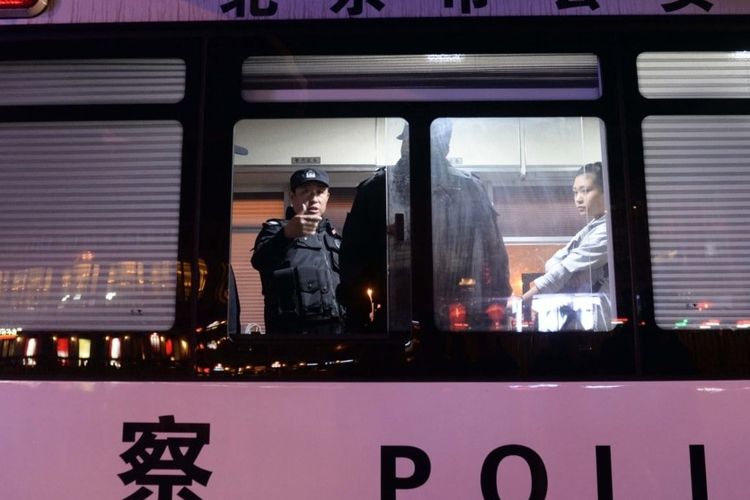 Wakil Menteri Keamanan Publik China Fu Zhenghua (CC) memeriksa kantor polisi keliling di Stasiun Kereta Api Selatan Beijing sebagai ilustrasi.