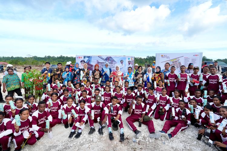 Ketua Umum TP PKK Salurkan Bantuan bagi Siswa dan Guru di Sekolah Rakyat Biak Numfor