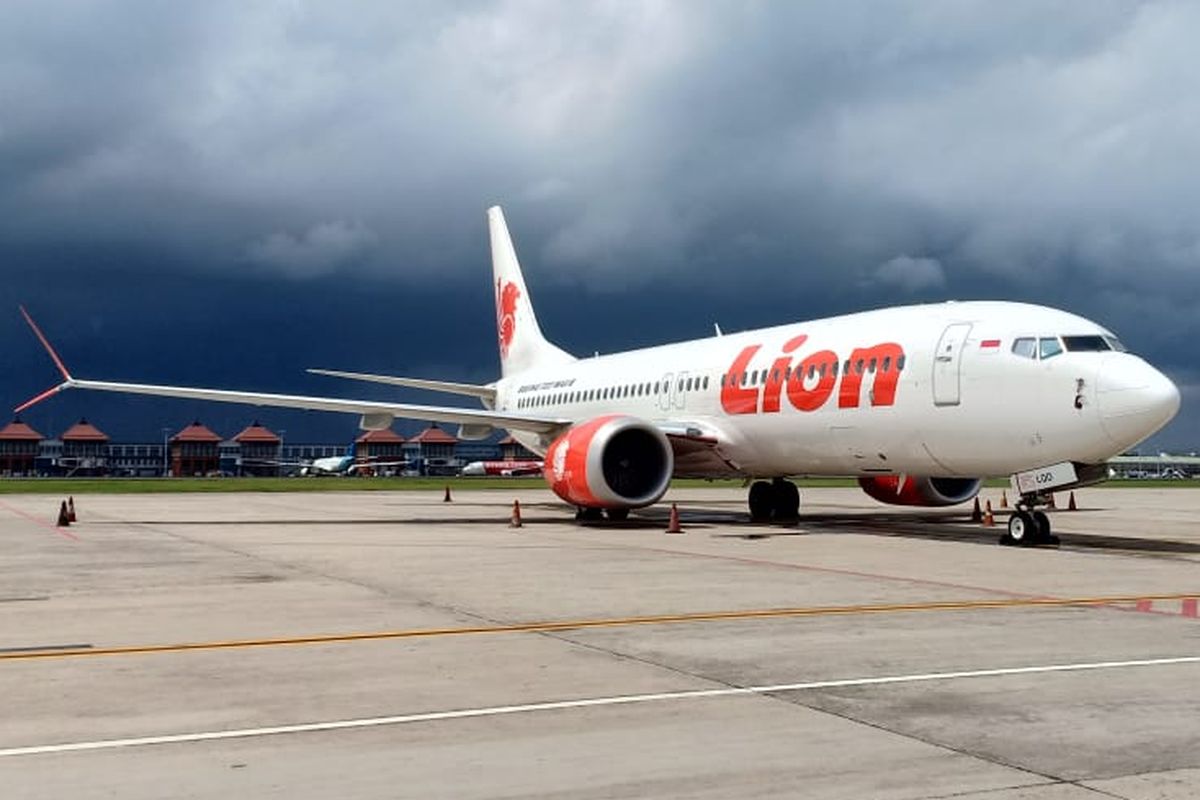  Pesawat Jenis B 737-8 MAX Milik Lion Air Diparkir di Bandara Ngurah Rai