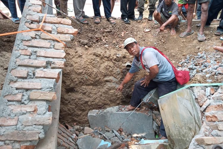 Seorang warga menunjukkan lokasi kejadian seorang pria paruh baya di Cianjur, Jawa Barat yang tewas tertimpa dinding kamar mandi saat tengah memperbaiki septic tank di rumahnya, Senin (23/09/2019) petang.