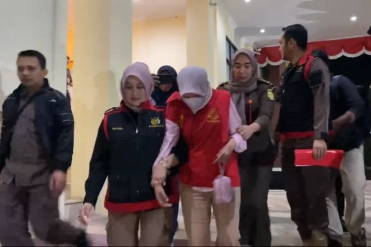 Dua karyawan dealer mobil SH dan IV ditetapkan tersangka dugaan korupsi pengadaan mobil siaga desa. Mereka ditahan dan dibawa ke Lapas Bojonegoro, Jawa Timur, Kamis (15/8/2024).