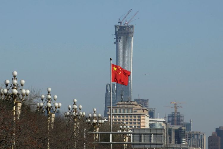 Bendera China berkibar di Gerbang Xinhuamen kompleks kepemimpinan Zhongnanhai di pusat kota Beijing, China. 