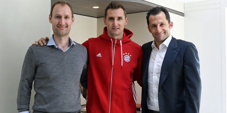 Pelatih U-17 Bayern Muenchen, Miroslav Klose, berfoto dengan Direktur Olahraga Bayern, Hasan Salihamidzic dan Direktur Kampus FC Bayern, Jochen Sauer.