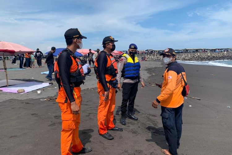 Dua wisatawan terseret ombak di Pantai Glagah, Kulon Progo, Daerah Istimewa Yogyakarta. Keduanya adalah kakak beradik asal Kotagede, Yogyakarta.