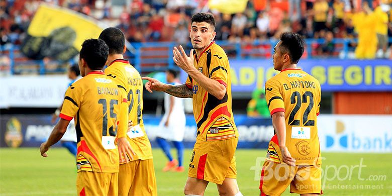 Pemain Mitra Kukar Fernando Rodrigues menyumbang satu gol saat melawan PSIS Semarang dalam laga kedua Grup A Piala Gubernur Kaltim 2018 di Stadion Segiri, Minggu (25/2/2018) sore.