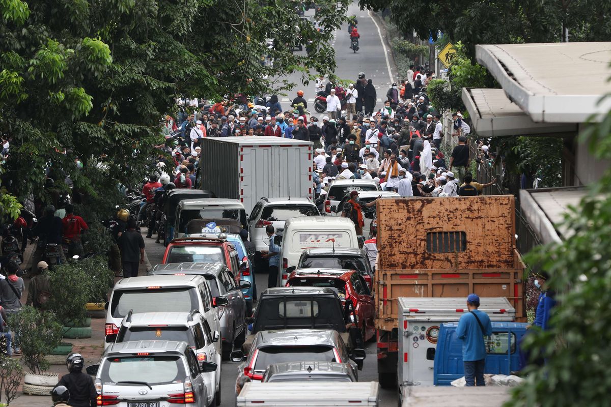 Simpatisan Rizieq Shihab memblokade ruas Jalan I Gusti Ngurah Rai, Klender, Jakarta Timur usai pembacaan vonis terdakwa Rizieq Shihab di Pengadilan Negeri Jakarta Timur, Kamis (24/6/2021). Majelis hakim menjatuhkan vonis 4 tahun penjara pada Rizieq Shihab, terdakwa kasus tes usap RS Ummi Bogor terbukti bersalah melakukan tindak pidana turut serta menyiarkan berita bohong dan menimbulkan keonaran.