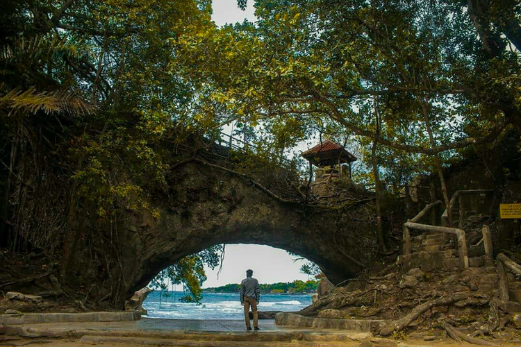 Pantai Karang Bolong di Anyer, Serang, Banten
