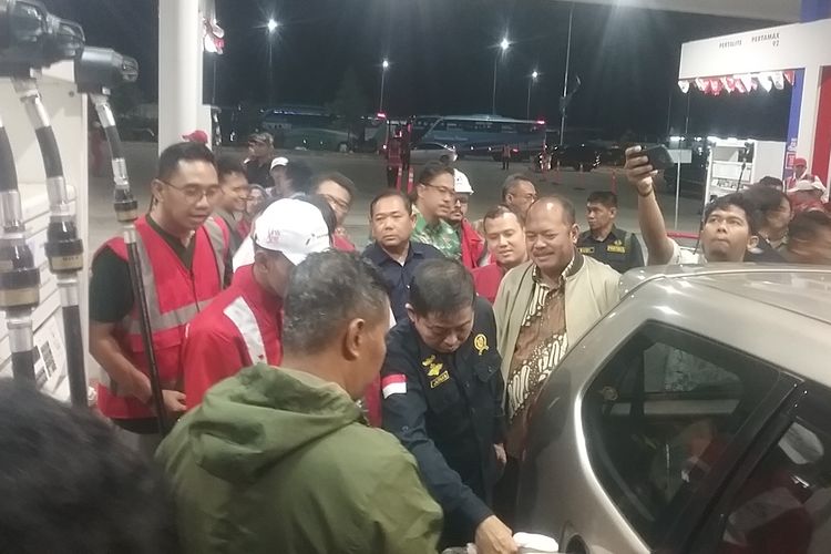 Menteri ESDM, Ignasius Jonan, saat melayani pembeli bensin di SPBU KM 260. KOMPAS.com/SLAMET PRIYATIN