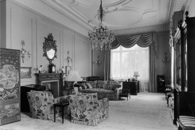 Tempat duduk Ratu Elizabeth II di Clarence House tahun 1949.