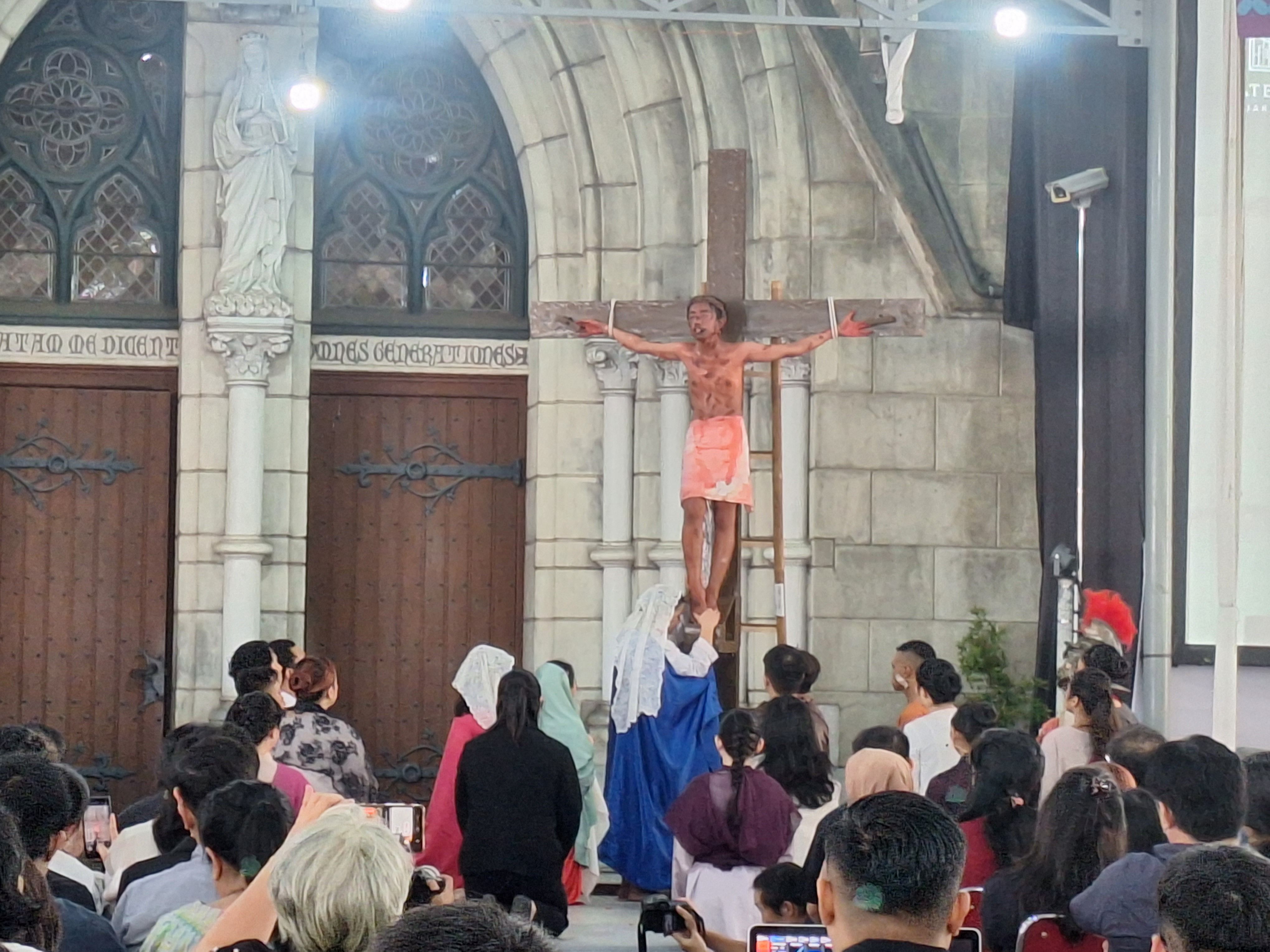 Latihan Selama 3 Bulan, OMK Katedral Jakarta Sukses Gelar Visualisasi Jalan Salib pada Perayaan Jumat Agung