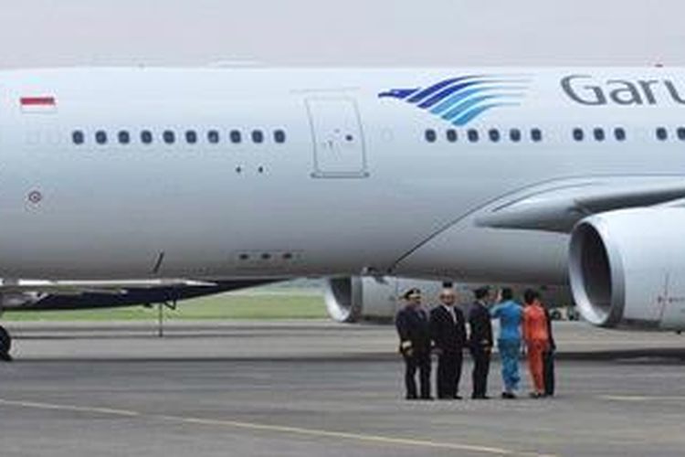 Pesawat Airbus A330-200 milik Garuda Indonesia di Bandara Halim Perdanakusuma, Jakarta, Rabu (11/4/2012). Garuda Indonesia menambah 11 armada Aibus A330-300 dengan nilai dengan nilai sekitar 2,5 miliar dollar AS.