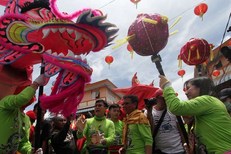 Ritual buka mata naga dalam perayaan Imlek dan Cap Go Meh 2569 yang dipusatkan di Vihara Tri Dharma Bumi Raya, Singkawang, Kalimantan Barat, Rabu (28/2/2018). Sebanyak 9 replika naga dari Santo Yosep Singkawang Group melakukan ritual buka mata naga dan memecahkan rekor di Museum Rekor Indonesia kategori replika naga terbanyak yang dibuat oleh satu grup.