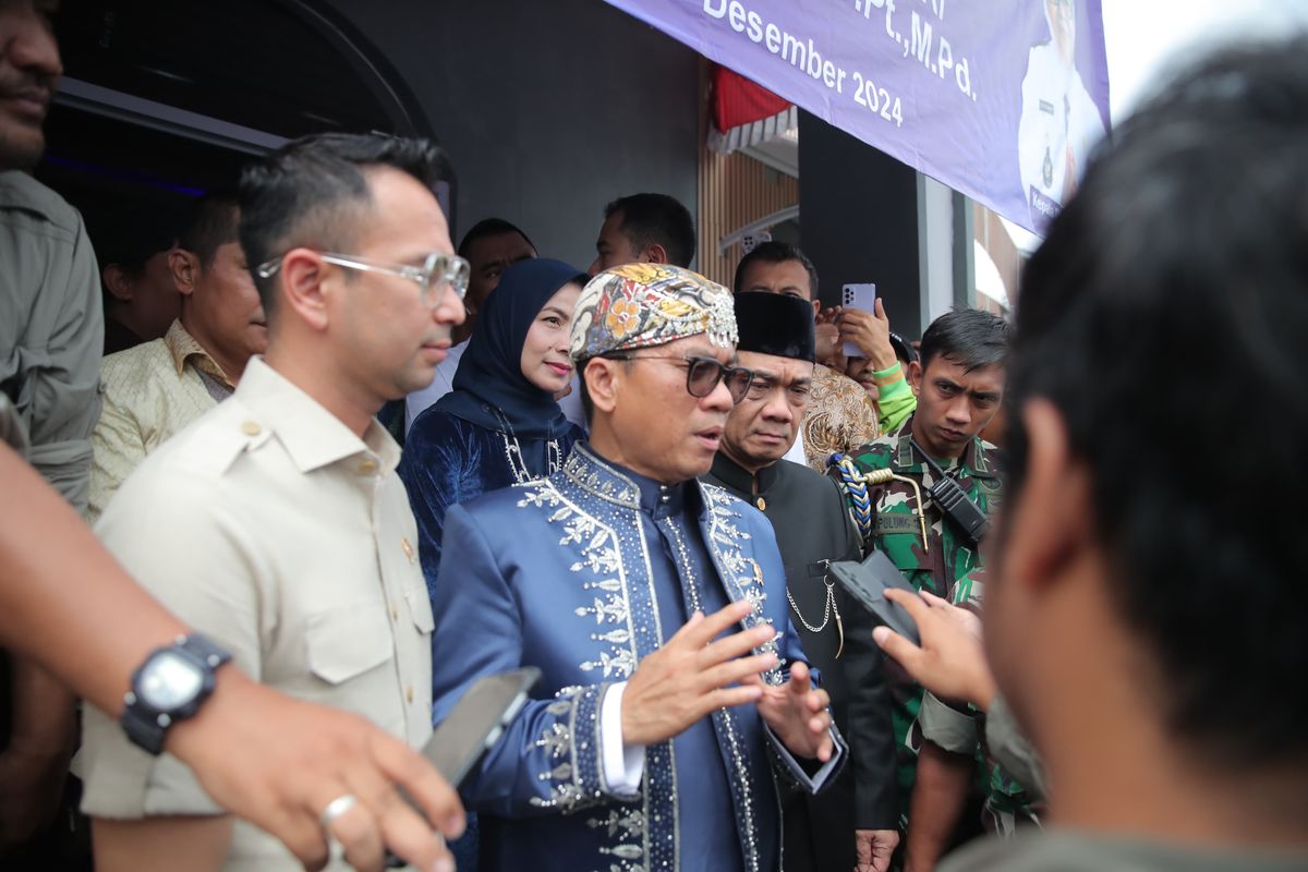 Menteri Desa dan Pembangunan Daerah Tertinggal (Mendes PDT) Yandri Susanto, saat diwawancarai oleh awak media di Desa Nagrak Utara, Kabupaten Sukabumi, Selasa (24/12/2024).