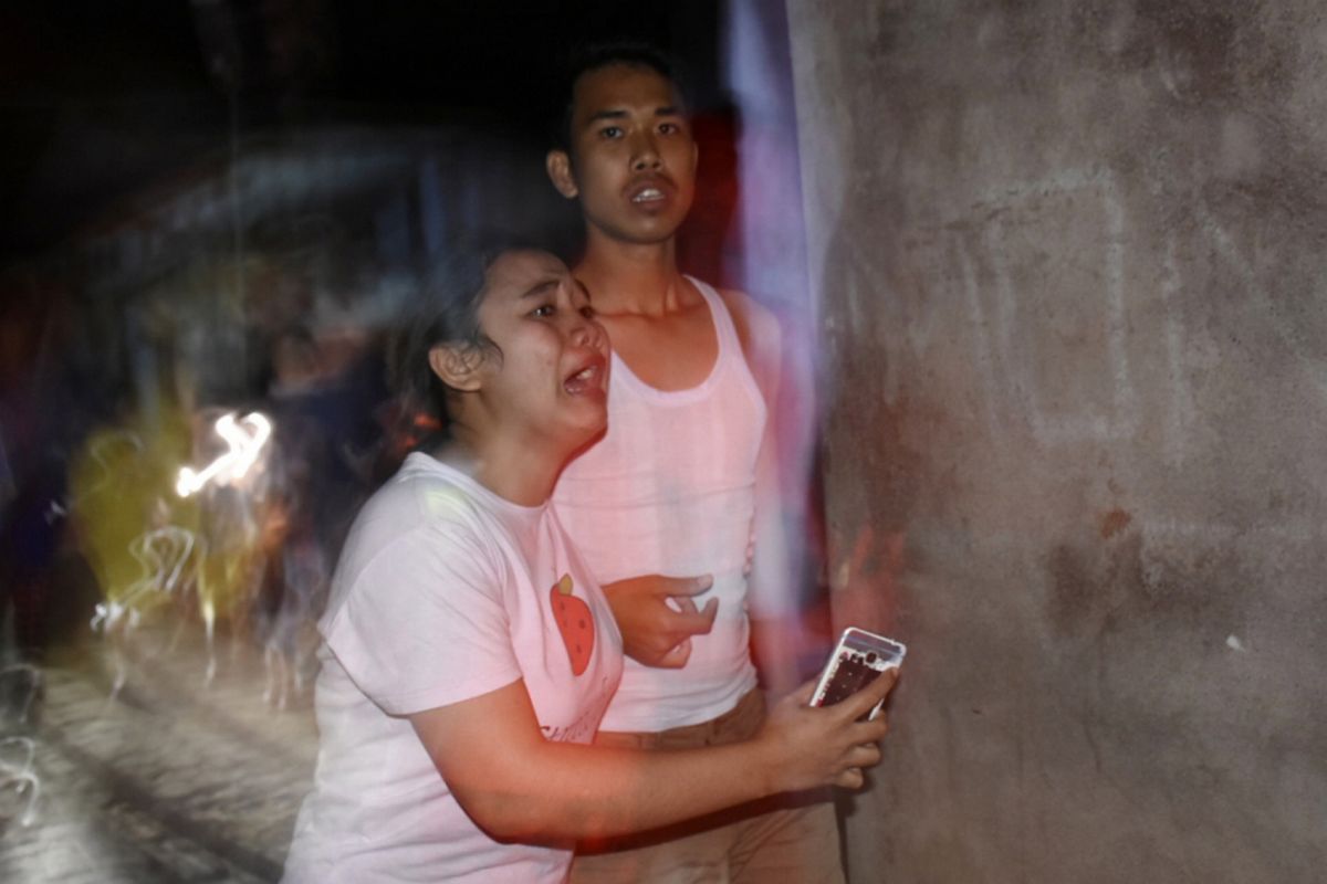 Warga panik ketika terjadi gempa bermagnitudo 7 di Kecamatan Ampenan, Mataram, NTB, Minggu (5/8/2018).