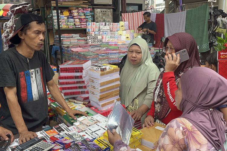 Pasar Asemka Dipadati Pembeli Jelang Tahun Ajaran Baru, Harga Murah Jadi Daya Tarik