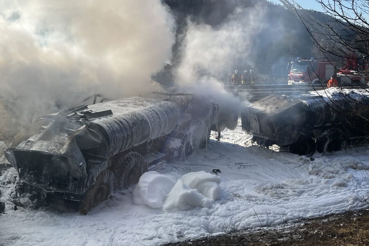 Tiga kendaraan militer AS, termasuk dua mobil tangki bahan bakar berhenti di bahu jalan, ketika mobil semi-truk berisi serpihan kayu menabrak bagian belakang mereka di Bavaria pada Senin (20/12/2021).