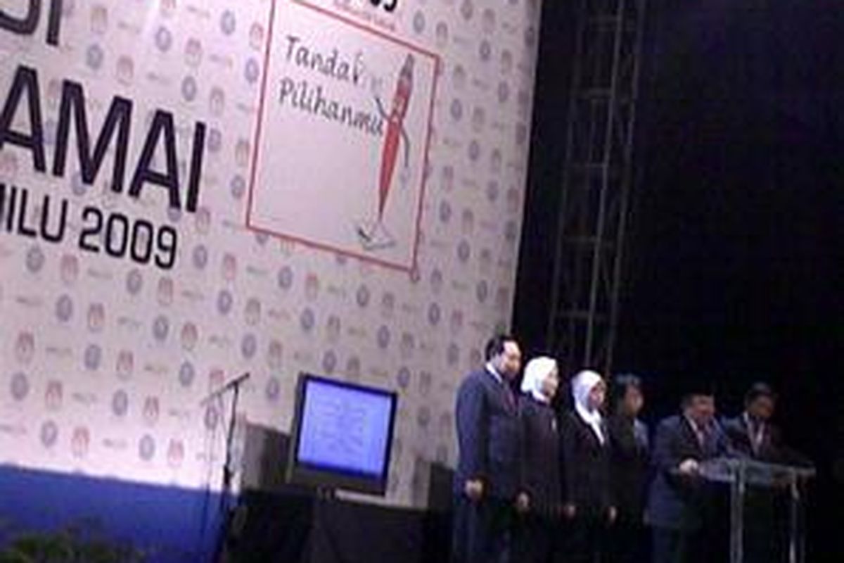 Ketua KPU Abdul Hafiz Anshary, bersama para komisioner KPU mencanangkan kampanye damai, di PRJ Kemayoran, Jakarta Pusat, Senin (16/3)