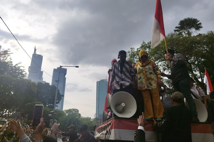 Emak-emak naik ke mobil komando dan melempar telur busuk serta tikus mati saat demo di depan KPU RI, Jakarta Pusat, Jumat (23/2/2024)