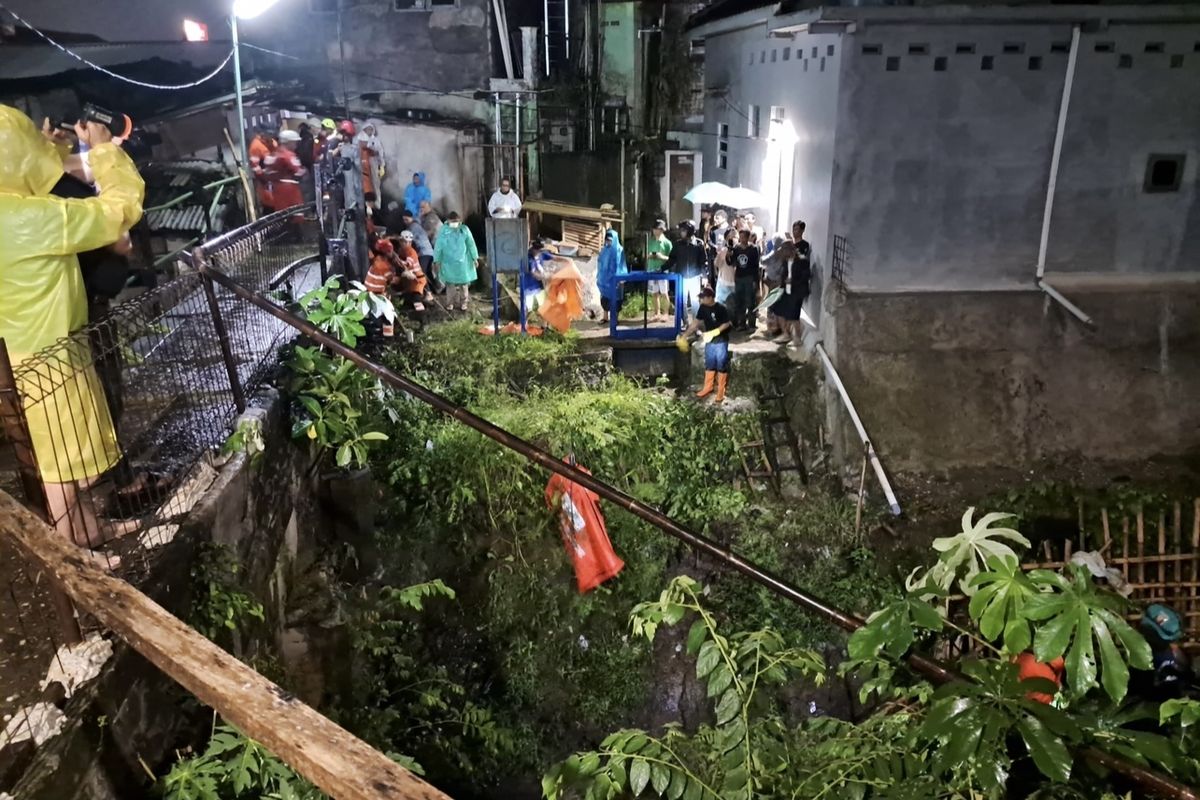 Pria baruh baya berinisial TS (60) ditemukan tewas di aliran Sungai Cidepit di Gang Makam, Kecamatan Bogor Barat, Kota Bogor pada Sabtu (30/6/2024).