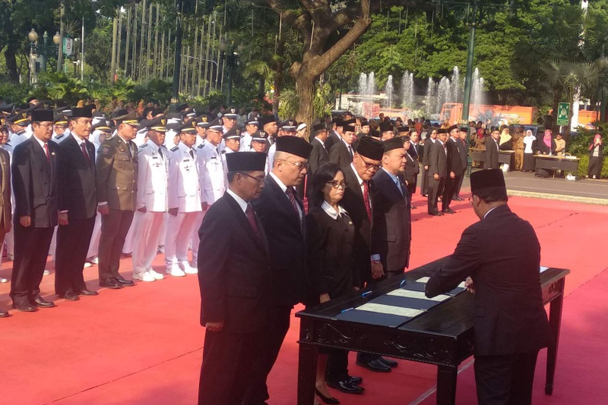 Pelantikan 1.125 pejabat di lingkungan Pemprov DKI Jakarta di lapangan Balai Kota, Senin (25/2/2019). 