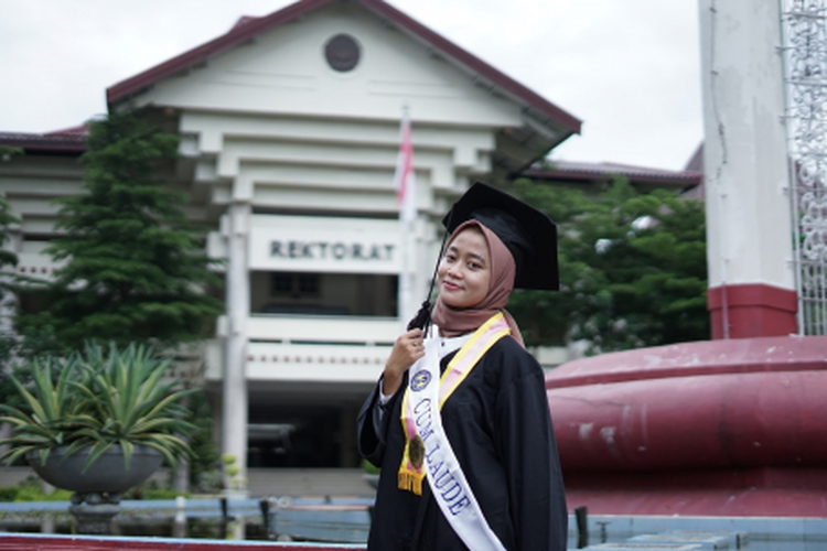 Putri Reza Damayanti putri seorang koki di warung penyetan berhasil jadi wisudawan terbaik Universitas Negeri Yogyakarta (UNY).