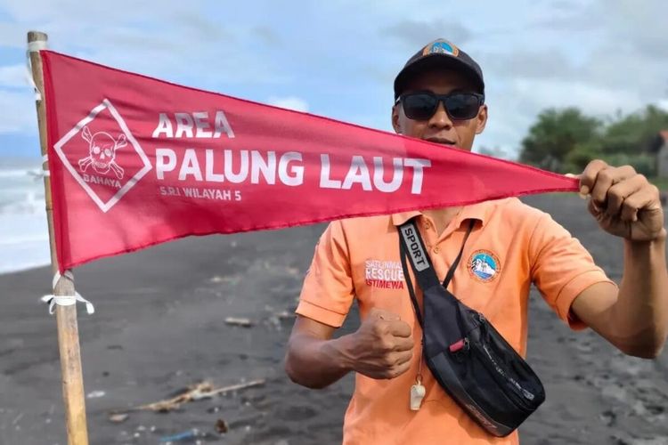 Bendera merah peringatan tentang berbahayanya pantai Selatan di wilayah Kabupaten Kulon Progo, Daerah Istimewa Yogyakarta. Satlinmas Rescue Istimewa Wilayah V Kulon Progo memasang di 30 titik berbahaya bagi pengunjung.