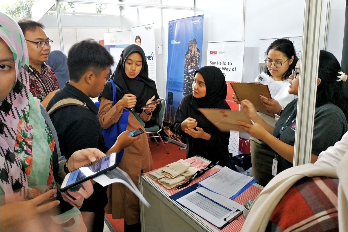 Pengunjung sedang berinteraksi dengan penerjemah bahasa isyarat di Job Fair Diversability 2019 di Hall C Unika Atma Jaya pada Jumat (23/8/2019).