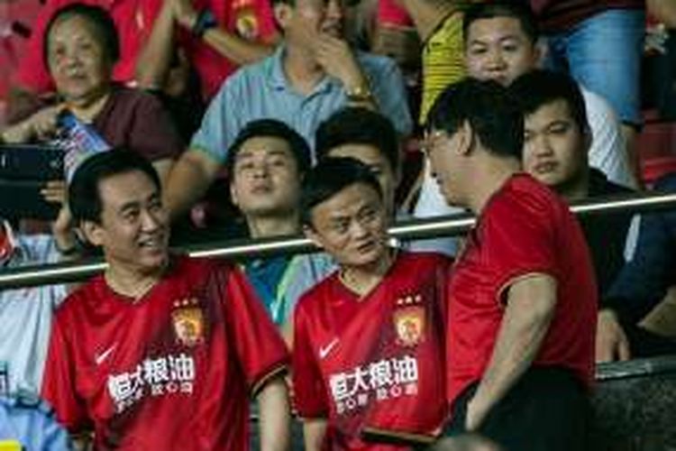 Chairman Alibaba Group, Jack Ma (tengah), menyaksikan partai antara Guangzhou Evergrande dan Sydney Wanderers pada perempat final Liga Champions Asia di Stadion Tianhe, 27 Agustus 2014.