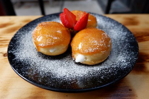 Resep Donat Bomboloni Empuk Anti Gagal, Isi dengan Selai Stoberi 