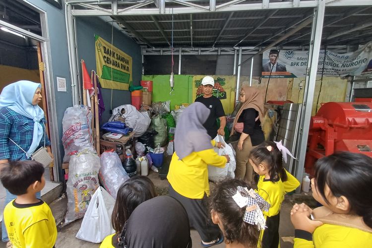 Bayar Sekolah Pakai Sampah: Cerita Orangtua di Koja Jakut Sekolahkan Anak Tanpa Keluar Uang