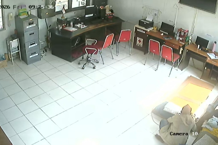 Terekam CCTV, Pelaku dengan Santai Ambil Hp Relawan di PMI Sragen