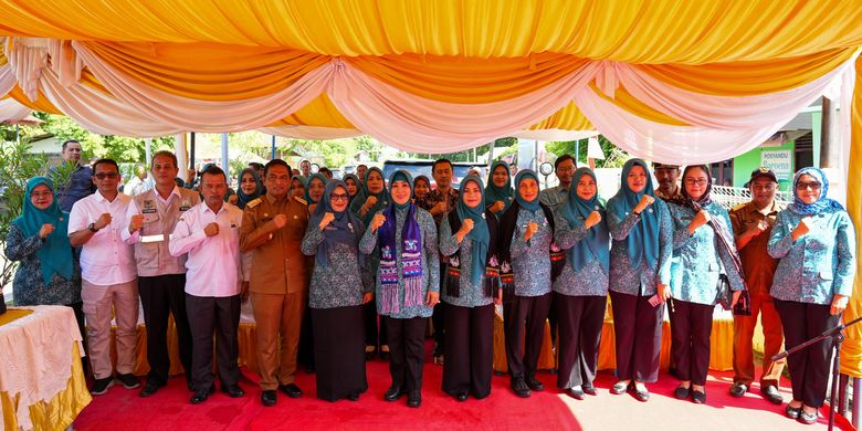 Ketua Umum (Ketum) Tim Penggerak Pemberdayaan dan Kesejahteraan Keluarga (TP-PKK) Tri Tito Karnavian bersama Kementerian Dalam Negeri (Kemendagri) dan Tim Pembina Posyandu Pusat (TP-Posyandu Pusat) berfoto bersama usai memberikan bantuan pemerintah untuk renovasi gedung Posyandu Baroena Gampong Ujung Kareung, di Kecamatan Sukajaya, Kota Sabang, Provinsi Aceh,Rabu (2/10/2024)