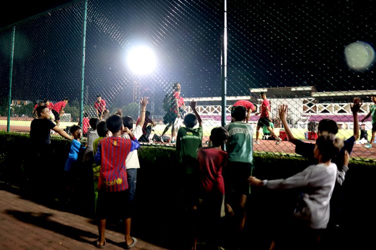 Jelang laga Kualifikasi Piala Asia U20 2023 sejumlah anak menyaksikan pemain Timnas Indonesia latihan terakhir di Lapangan Thor Surabaya, Selasa (13/9/2022) malam.